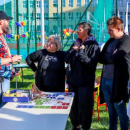 Stoi 4 ludzi i rozmawiają