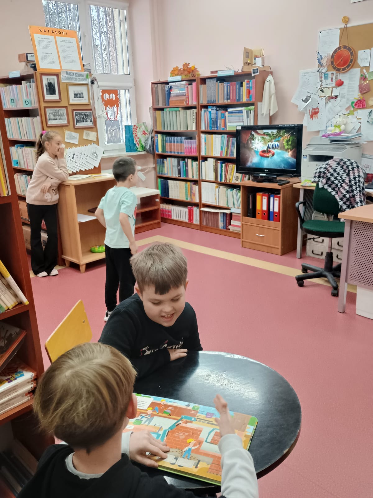 Uczniowie w bibliotece.