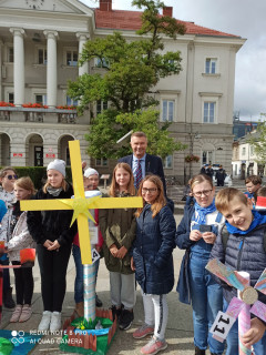 Prezydent Kielc z uczniami szkoły na kieleckim rynku podczas Festiwalu Wiatru