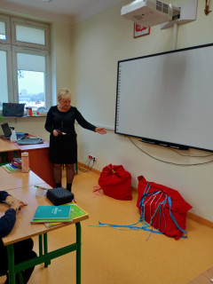 Prezenty zapakowane w dwóch dużych workach, z czerwonymi tasiemkami dla dziewcząt, z niebieskimi dla chłopców.