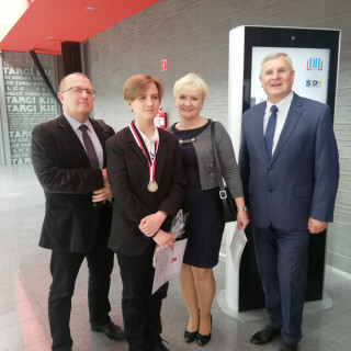 6. Po uroczystości - Michał Banasik, któremu towarzyszą Dyrektor Szkoły p.Mirosław Gęborek, nauczyciel matematyki p.Wioletta Straszyńska oraz tata.