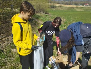 Grupa uczniów przygotowana do akcji sprzątania okolicy.