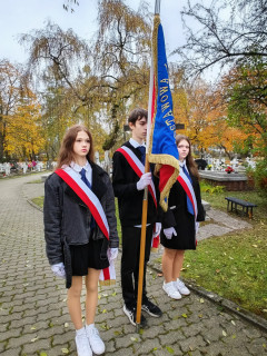 Poczet sztandarowy Szkoły Podstawowej nr 5 im. Stefana Artwińskiego na uroczystych obchodach rocznicy śmierci patrona szkoły.