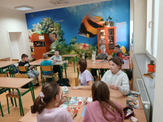 Uczniowie wykonują zadanie dotyczące różnic między ludźmi.