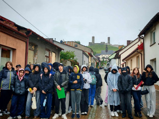 Uczniowie klas ósmych w Chęcinach, w tle ruiny zamku.