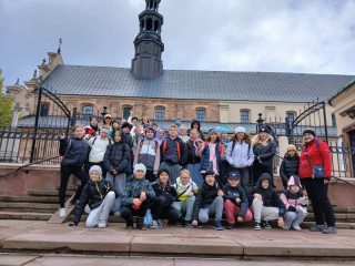 Uczniowie klas IV w czasie wycieczki po Kielcach.