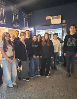 Uczniowie w czasie zwiedzania ekspozycji w Muzeum Zabawy i Zabawek.