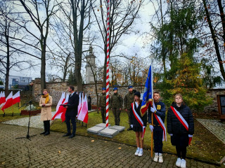 Prezydentka Kielc przemawia na obchodach rocznicy śmierci Stefana Artwińskiego na Cmentarzu Partyzanckim.
