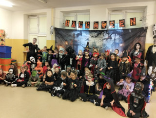 Uczestnicy Strachobalu w trakcie zabawy.