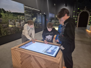 Uczniowie grający w grę interaktywną.