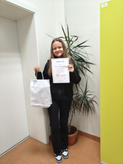 Uczestniczka konkursu plastycznego z nagrodą.