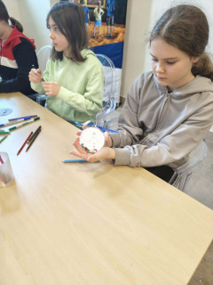 Uczennice wykonują prace plastyczne w czasie warsztatów.