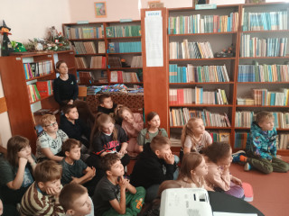 Uczniowie klasy 3 na lekcji bibliotecznej