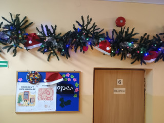 Girlanda święcąca nad biblioteką szkolną