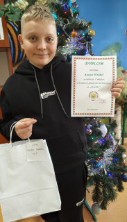 Kacper z dyplomem i nagrodą.