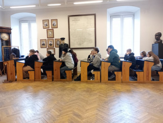 Uczniowie podczas warsztatów w muzeum.