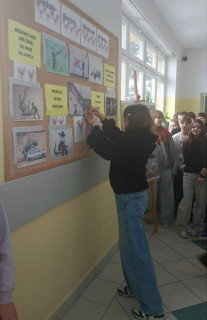 uczennica stoi przy tablicy