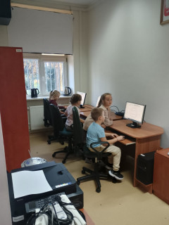 Uczniowie w bibliotece szkolnej.