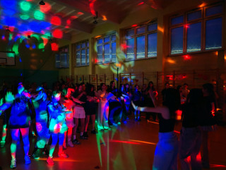 Uczniowie podczas dyskoteki na sali gimnastycznej.