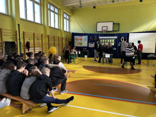 uczniowie na sali gimnastycznej