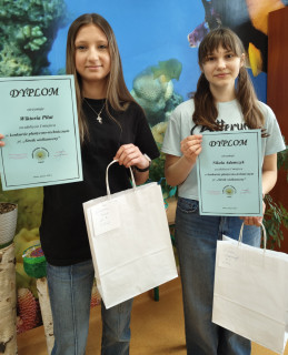 uczennice z nagrodami