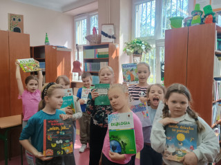 Uczniowie w bibliotece szkolnej.