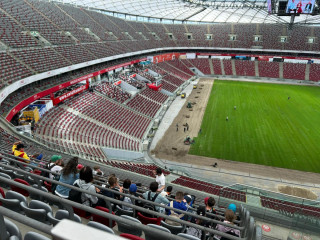 Uczniowie na trybunach Stadionu Narodowego.