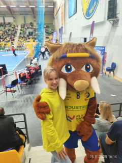 Uczniowie z maskotką  drużyny Kiełkiem