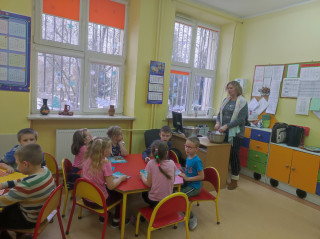 Uczniowie obserwują jak wyrabia się masę solna.