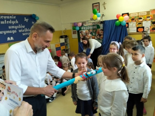 Pasowanie na Świetliczaka z rąk p.dyrektora