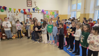  7 urodziny naszego szkolnego przyjaciela – Misia Piątka