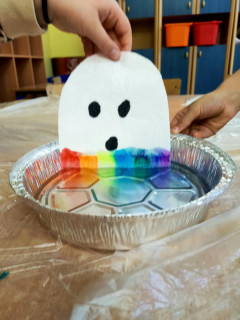 Zajęcia sensoryczne w wersji "halloween" w świetlicy szkolnej