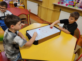 Wesołe zabawy w świetlicy szkolnej