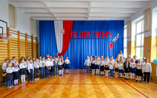 Uczniowie w oczekiwaniu na rozpoczęcie uroczystości