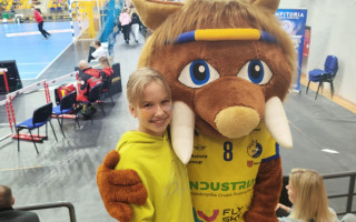 Uczniowie z maskotką  drużyny Kiełkiem