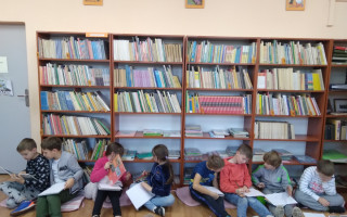 Uczniowie klasy 4a w bibliotece szkolnej