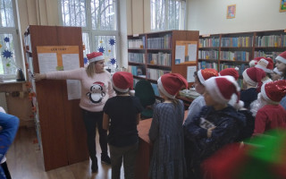 Uczniowie klasy IV b w czasie lekcji bibliotecznej z panią Kasią.