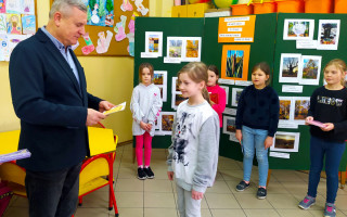 Pan dyrektor wręcza dzieciom nagrody i dyplomy