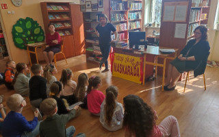 Uczniowie w czasie lakcji bibliotecznej