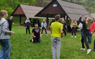 Klasa 7b aktywnie odpoczywa na leśnej polanie