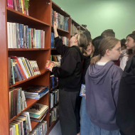 uczniowie oglądają książki