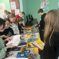 uczniowie oglądają książki