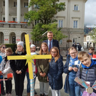 Prezydent Kielc z uczniami szkoły na kieleckim rynku podczas Festiwalu Wiatru