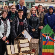 Prezydent Kielc z uczniami szkoły na kieleckim rynku podczas Festiwalu Wiatru