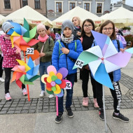 Uczniowie naszej szkoły na kieleckim rynku z wykonanymi własnoręcznie wiatrakami