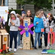 Uczniowie naszej szkoły na kieleckim rynku z wykonanymi własnoręcznie wiatrakami