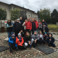 Uczniowie naszej szkoły na tle rzeźby dzika na Placu Artystów