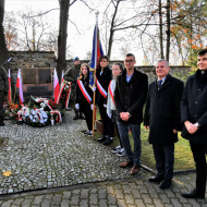 Delegacja SP nr 5  i członkowie Fundacji im. Stefana Artwińskiego przy grobie prezydenta.