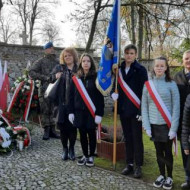 Delegacja SP nr 5  i członkowie Fundacji im. Stefana Artwińskiego przy grobie prezydenta.