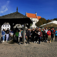 Uczniowie klasy 7a i 8a na rynku w Kazimierzu Dolnym.